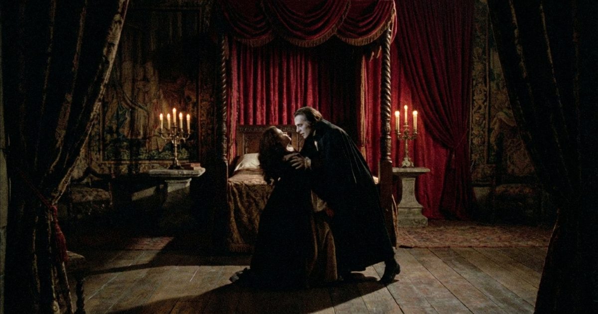 Horror erotico gotico: figura femminile vampirica in ambiente gotico con luce rossa